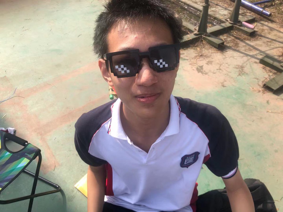 newegg233's tweet photo. 来自中国内地的小鲜肉🤗🤗🤗@POTUS @JeffBezos @SpaceX @Paper_Clip__ @VP @CNN @UN @Tesla @newegg233 @BBCBreaking https://t.co/lHYNI8EvzW