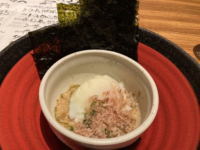 ねばねば系野菜を海苔で巻いて食べたり、味の染みたモツ煮、とうもろこしの唐揚げ、レアチーズで巻いた生ハム
など
うまい、うまい! 