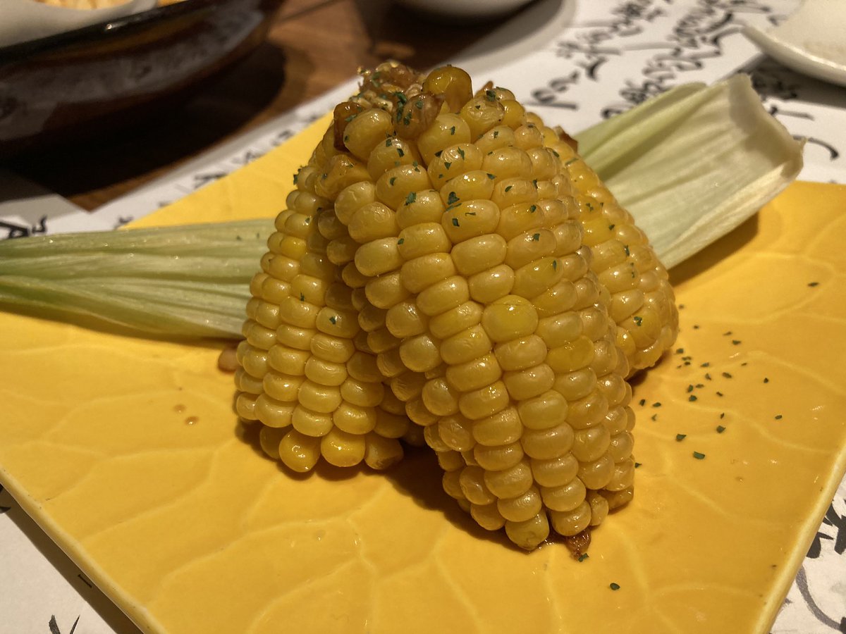 ねばねば系野菜を海苔で巻いて食べたり、味の染みたモツ煮、とうもろこしの唐揚げ、レアチーズで巻いた生ハム
など
うまい、うまい! 