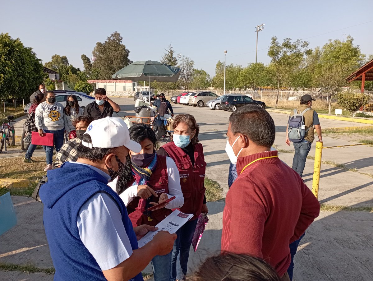 Los encargados de #VacunaCovid haciendo fila especial para alumnos del Centro Escolar Gustavo Díaz Ordaz #CEGustavoDiazOrdaz <a href="/SEP_mx/">SEP México</a> <a href="/SEPGobPue/">Secretaría de Educación Pública</a> <a href="/SSalud_mx/">SALUD México</a> <a href="/carlosmartinh/">Carlos Martin Huerta</a> <a href="/FerCanalesF/">Fernando Canales F</a> @HechosAM