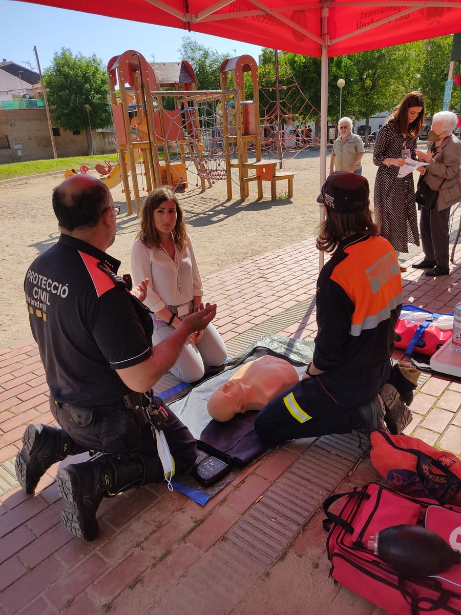 PeJoCallau's tweet photo. Aquesta tarda @avpcvendrell segueix amb el taller de RCP a la fira de la salut de @elvendrell_cat https://t.co/ccB90POi9K