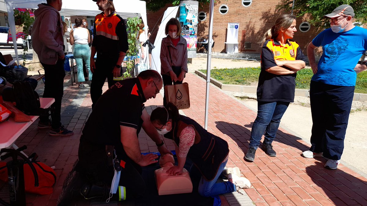 PeJoCallau's tweet photo. Aquesta tarda @avpcvendrell segueix amb el taller de RCP a la fira de la salut de @elvendrell_cat https://t.co/ccB90POi9K