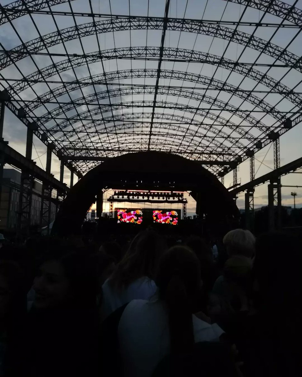 Muffin5SOS's tweet photo. 8th May 2022 @5SOS + @hindsband https://t.co/fCwLRHruna