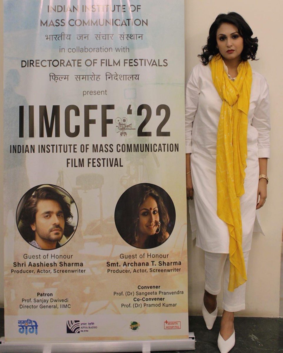 SabineSY2's tweet photo. @SPandey22222 @ArchanaTaide @ashish30sharma @DharmishthaD Wow so much beauty at one place 😊🙏
#ArchanaTSharma #AashieshSharrma #Khejdi #IIMCFF #ShortFilmFestival #BestForeignFilm #BestWriter #BestActor #LoveKhejdi❤️
I love this click 😍🥰🤩💛💛
👇👇👇 https://t.co/waMxwmeL8M