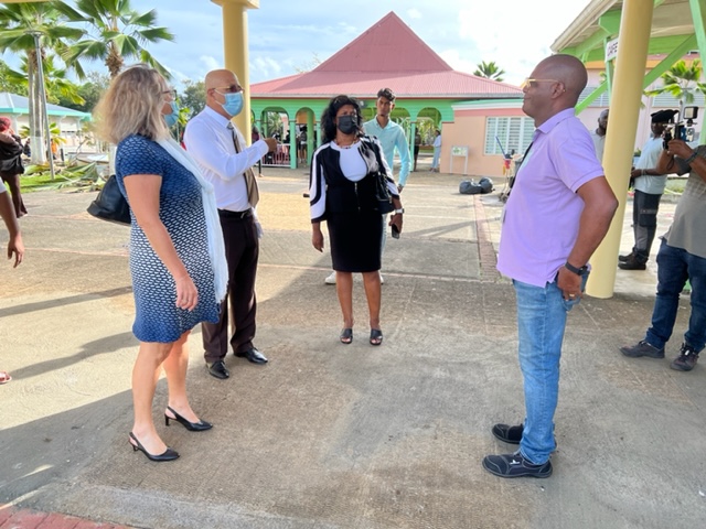 AcGuadeloupe's tweet image. La rectrice @gangloffchris a lancé les épreuves d&apos;enseignement de #specialites au lycée #Coëffin ce matin. Elle a tenu à encourager les candidats et à saluer les équipes pédagogiques et techniques mobilisées pour l&apos;organisation de ces épreuves.