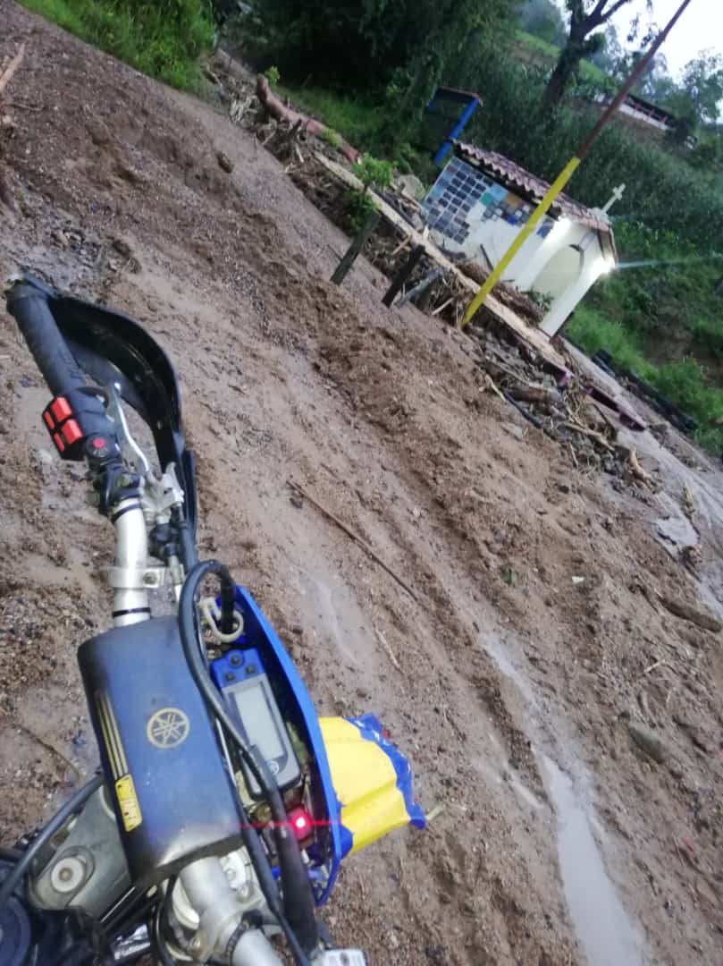 #11Mayo Incomunicada la #Troncal007 No hay paso hacia #SantaCruzDeMora #ValleDelMocoties debido a las fuertes #lluvias de las últimas horas que ocasionaron #Derrumbes crecida del #RíoMocoties. Pedimos a los entes del gobierno envio de maquinaria para el despeje de la vía