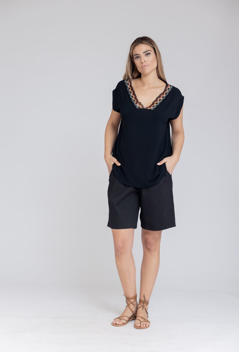 OctoberOnline's tweet photo. ⚫️ #Outfit TOTAL BLACK 🖤

⭕️ Bermuda fluida con cinta decorativa ➡️ https://t.co/KycaUYxqSi
⭕️ Blusa puntilla colores ➡️ https://t.co/xL4yzObKhY

#modacurvy #modamujer #moda #fashionstyle #fashion #fashioncurvy #hastala54 #tallasgrandes #newcollection #nuevacolección #newin https://t.co/vOJFwTbfYk