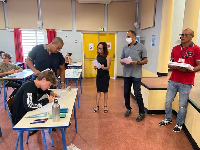 AcGuadeloupe's tweet image. La rectrice @gangloffchris a lancé les épreuves d&apos;enseignement de #specialites au lycée #Coëffin ce matin. Elle a tenu à encourager les candidats et à saluer les équipes pédagogiques et techniques mobilisées pour l&apos;organisation de ces épreuves.