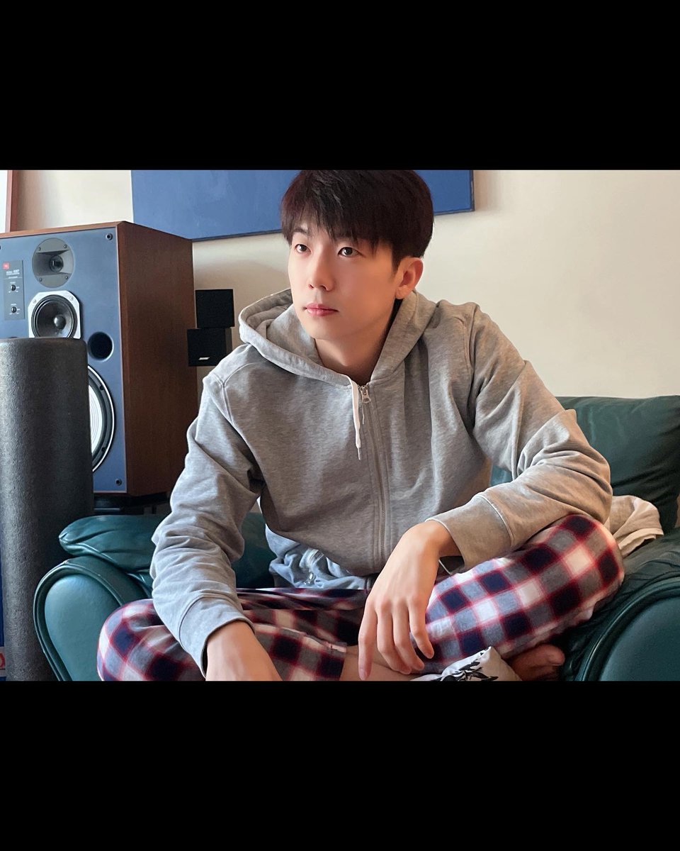 2pmalways's tweet photo. [2PM IG]
Even though he's shy, he write very well🖌 he's also good in making some food🍳 Jang habits are so cute🕺

#CrazyAllRounder #JangWooyoung #ADayInJangLife
#MrJangAManOfLeasure #PleaseLookForward 🐤 #PleaseWatchIt 💙
https://t.co/FTmYlblsgJ https://t.co/jqjKax55xa