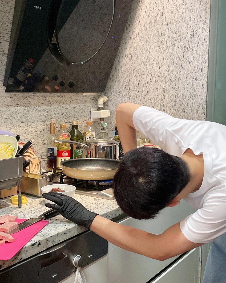 2pmalways's tweet photo. [2PM IG]
Even though he's shy, he write very well🖌 he's also good in making some food🍳 Jang habits are so cute🕺

#CrazyAllRounder #JangWooyoung #ADayInJangLife
#MrJangAManOfLeasure #PleaseLookForward 🐤 #PleaseWatchIt 💙
https://t.co/FTmYlblsgJ https://t.co/jqjKax55xa