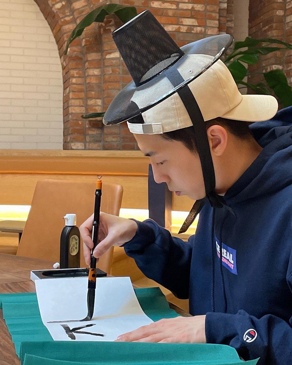 2pmalways's tweet photo. [2PM IG]
Even though he's shy, he write very well🖌 he's also good in making some food🍳 Jang habits are so cute🕺

#CrazyAllRounder #JangWooyoung #ADayInJangLife
#MrJangAManOfLeasure #PleaseLookForward 🐤 #PleaseWatchIt 💙
https://t.co/FTmYlblsgJ https://t.co/3yuZNGBybG