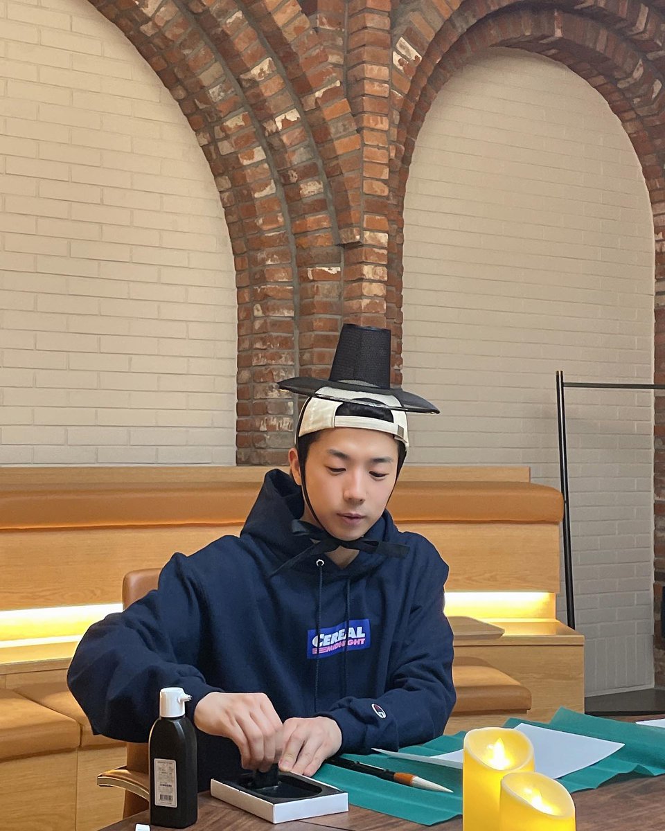 2pmalways's tweet photo. [2PM IG]
Even though he's shy, he write very well🖌 he's also good in making some food🍳 Jang habits are so cute🕺

#CrazyAllRounder #JangWooyoung #ADayInJangLife
#MrJangAManOfLeasure #PleaseLookForward 🐤 #PleaseWatchIt 💙
https://t.co/FTmYlblsgJ https://t.co/3yuZNGBybG