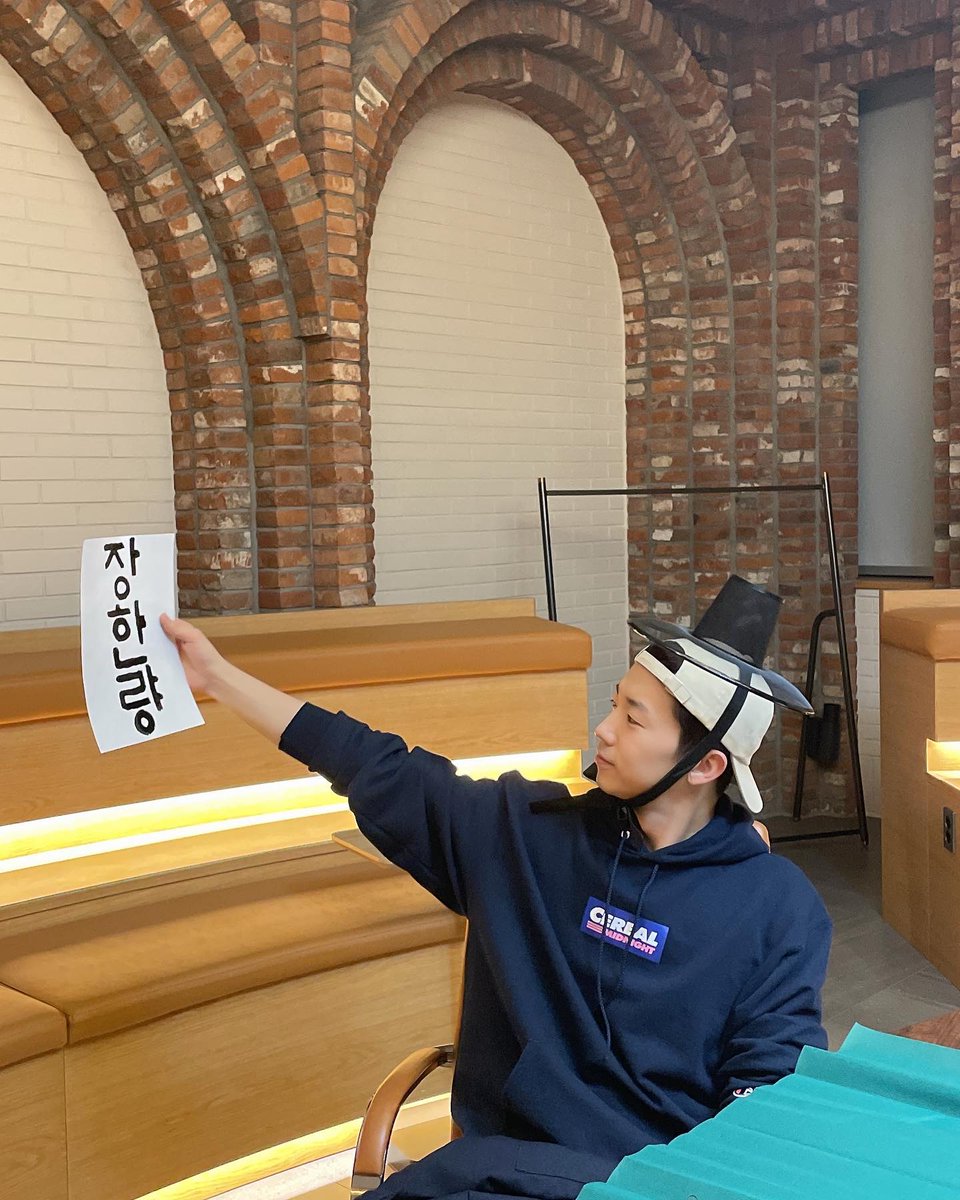 2pmalways's tweet photo. [2PM IG]
Even though he's shy, he write very well🖌 he's also good in making some food🍳 Jang habits are so cute🕺

#CrazyAllRounder #JangWooyoung #ADayInJangLife
#MrJangAManOfLeasure #PleaseLookForward 🐤 #PleaseWatchIt 💙
https://t.co/FTmYlblsgJ https://t.co/3yuZNGBybG