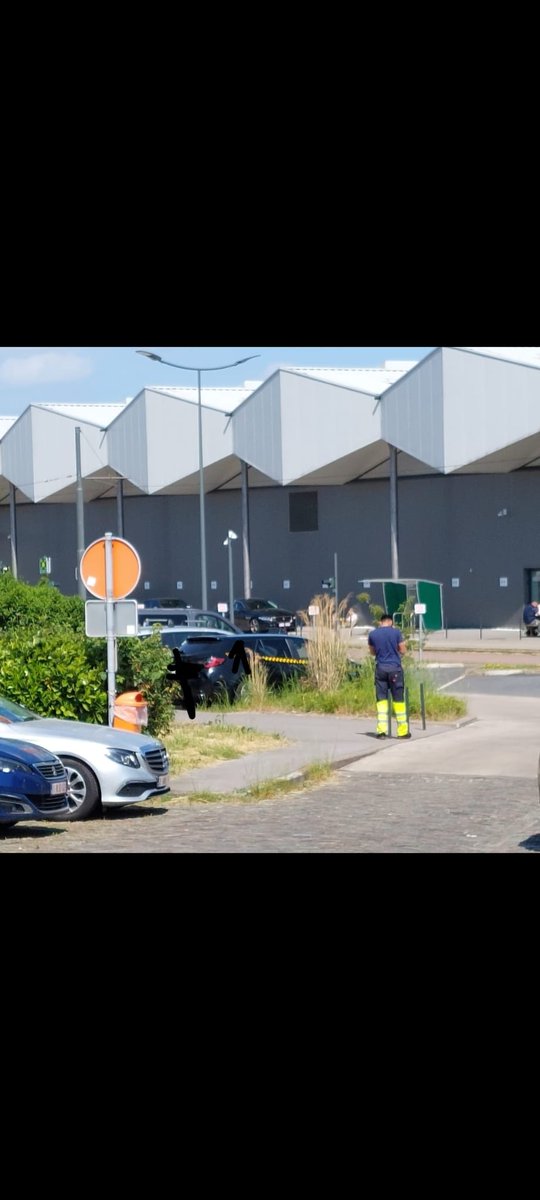 Limolux2's tweet photo. @BrusselsTaxiFed @DefiParlBxl @onebrussels @groenbrussel @OpenVldBrussel Celui la aussi il était avec les phares allumer entrain d attendre un clients .😂😂😂😂 https://t.co/eKjKlZLHfB