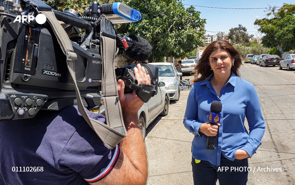 afpfr's tweet photo. La France a "exigé" une enquête sur la mort "profondément choquante" de la journaliste américano-palestinienne d'Al-Jazeera, #ShireenAbuAkleh, tuée par balle alors qu'elle couvrait une opération de l'armée israélienne à Jénine, en Cisjordanie occupée #AFP https://t.co/GJlqZYZoPW