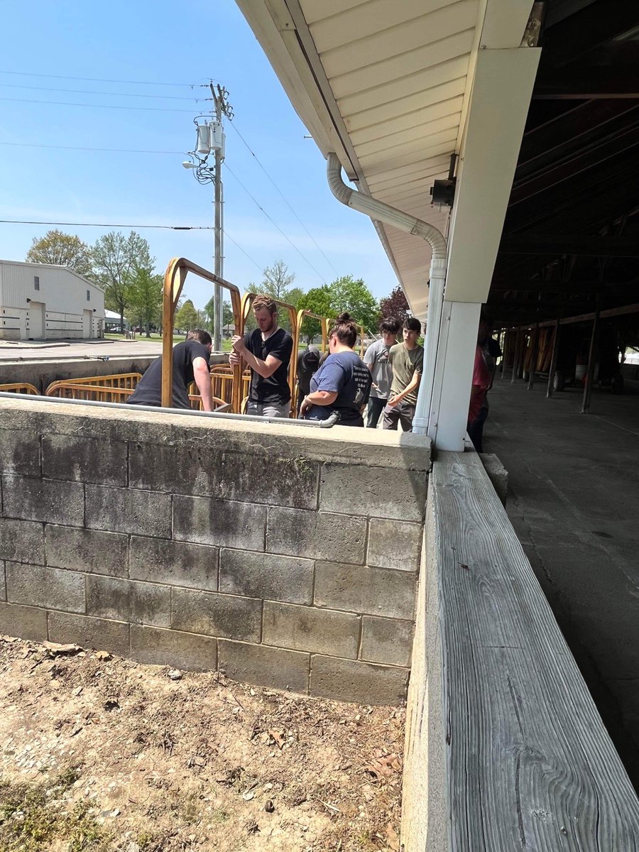 FLCS_CLO's tweet photo. More #FJSHSDayOfService work from Mrs. Wainscott's group at the Madison Co. 4H Fairgrounds.  #EaglePRIDE https://t.co/CeW8vKINzt