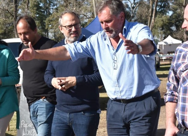 ElTecladoOK's tweet photo. #HacéHablarALaFoto #ExpoSuipacha ¿Qué le está diciendo justo en ese momento (el de la imagen) el intendente de Suipacha, @awfederico a su par de Tres de Febrero, @dievalen? https://t.co/TRrbhN1oxX