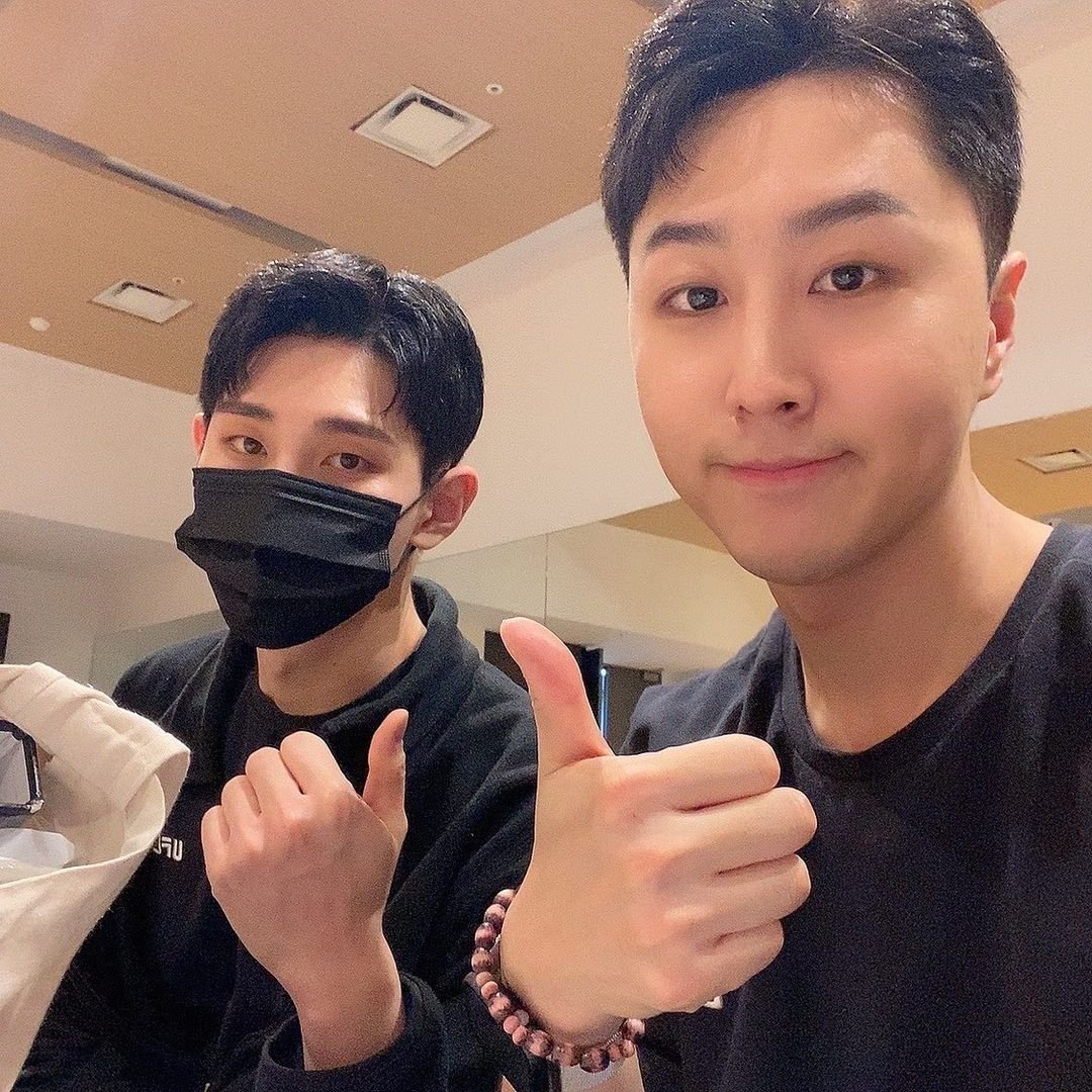 VAMPZ_PH's tweet photo. Translation:
I am happy that I finished the Seoul concert without any accidents I love you, comrades who worked hard. #vav #ziu #comrades #I love you #Meissa's song #IN2IT #ONF #MilitaryActor
#vampz #VAV #λΈμ΄μμ΄λΈμ΄ #vavlou #lou
~π
Translation may not be 100% accurate https://t.co/Ec7KanuimJ