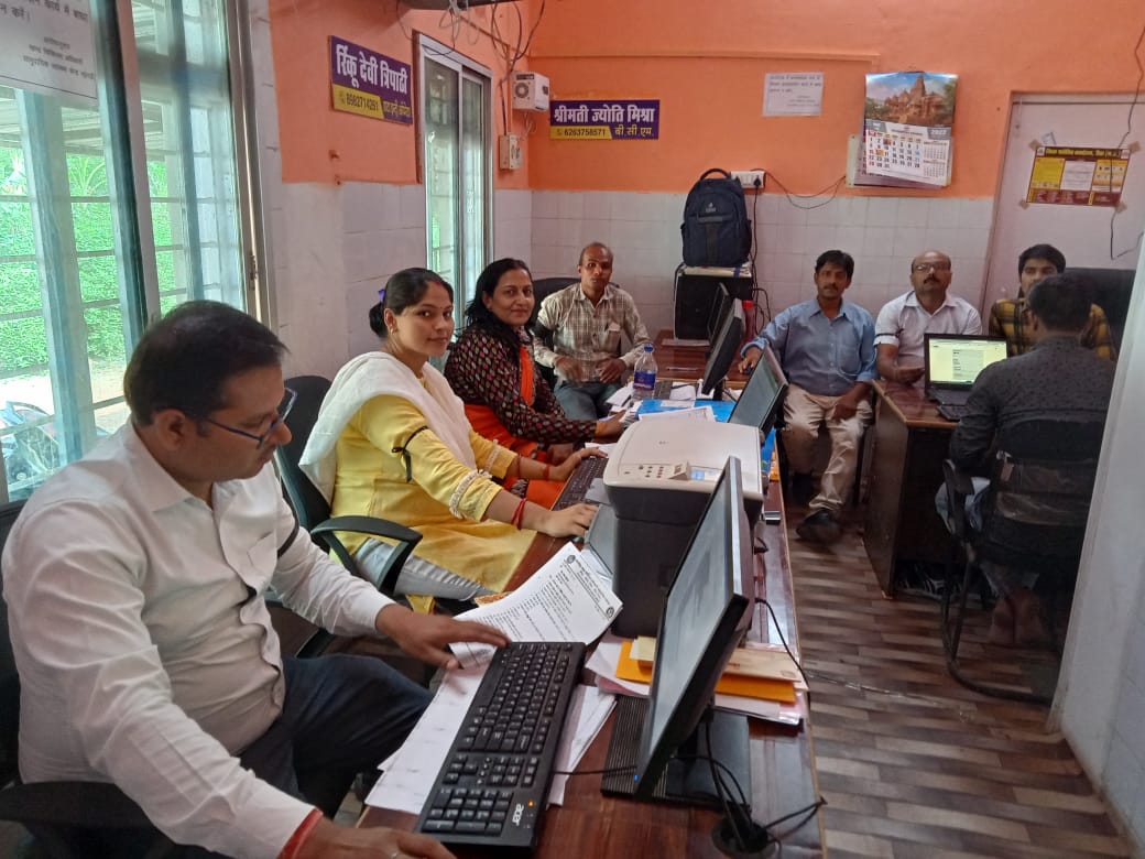 RinkuTr01979599's tweet photo. #एनएचएम_विरोध_प्रदर्शन
संविदा नीति के विरोध में व एनएचएम मध्यप्रदेश में 5 जून 02018 की 90% नीति लागू करने के संबंध में संविदा कर्मचारियों द्वारा  काली पट्टी बांधकर विरोध प्रदर्शन किया गया ।
@DrPRChoudhary 
@ChouhanShivraj https://t.co/9wG7N8ZpVc https://t.co/tA1aSuFmlc