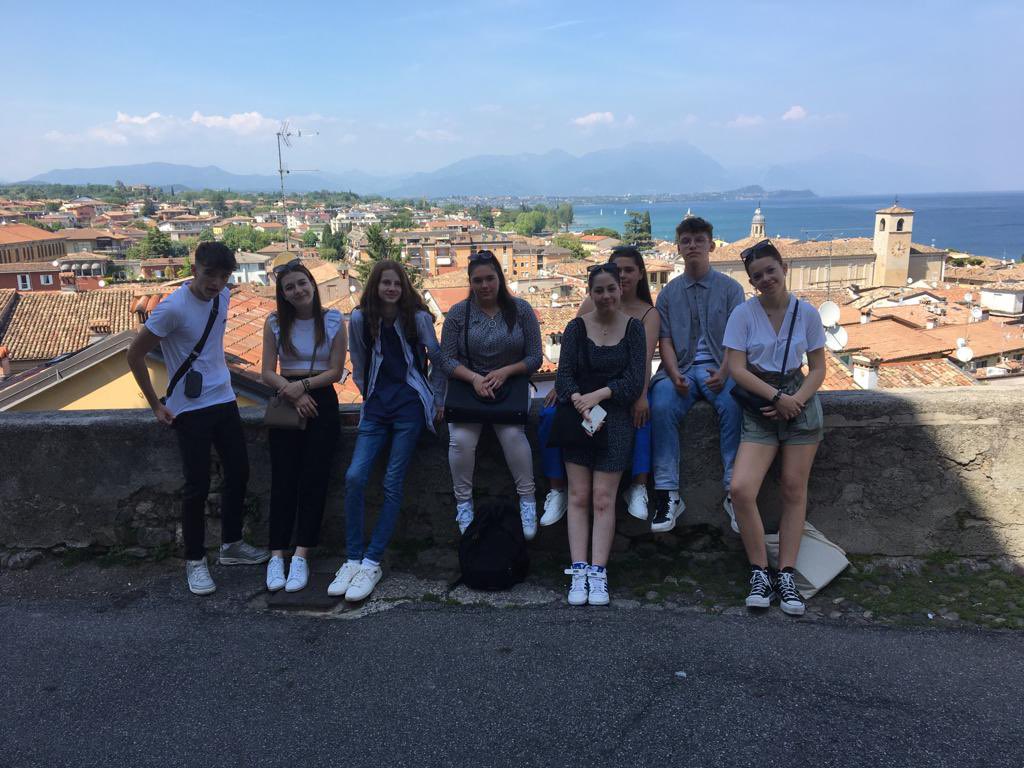 martine_emo's tweet photo. 8 élèves de 1MCV du lycée Valery #Larbaud sont en mobilité #Erasmus à Brescia. Ce matin, après une première prise de contact avec les entreprises qui vont les accueillir en PFMP, tous ont pris la direction du lac de Garde où 3 élèves du groupe vont  effectuer leur stage. https://t.co/ofLCdWFxm8