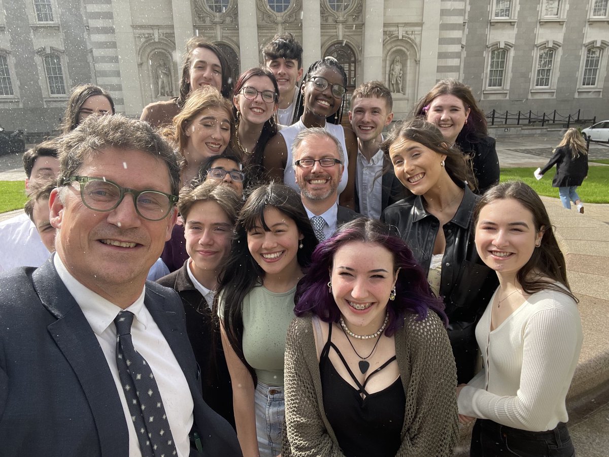 EamonRyan's tweet photo. Met some Comhairle na nOg representatives today with ⁦@rodericogorman⁩, to celebrate the work they’ve done over the last two years promoting a 50% fare reduction via a Youth Travel Card. Happy it arrived last week. Public transport numbers already on the up as a result! https://t.co/3t6rrPkku2