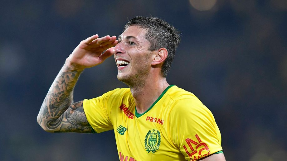 J'aimerais que cette photo d'Emiliano Sala face le tour de Twitter, afin d'apporter notre soutien à sa famille. 😘
Mais aussi en réponse au chant honteux des supporters de <a href="/ogcnice/">OGC Nice</a> !!