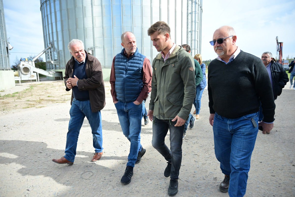 minsaurralde's tweet photo. En la provincia de Buenos Aires está la principal fuerza productiva del país. Hoy recorrimos Roque Pérez y tuvimos la oportunidad de conocer distintas empresas locales y obras que generan empleo y progreso para la comunidad.

@alferdez
@CFKArgentina 
@Kicillofok https://t.co/aFt8dREC10