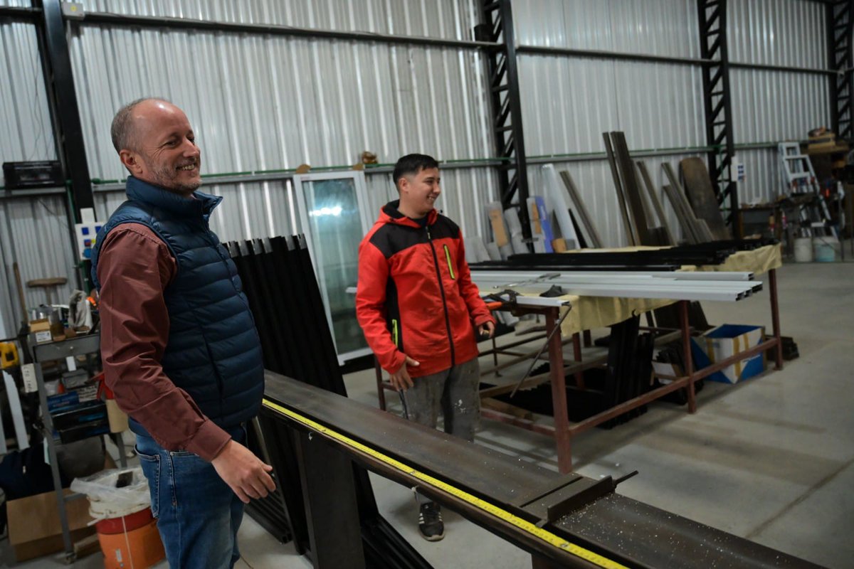 minsaurralde's tweet photo. En la provincia de Buenos Aires está la principal fuerza productiva del país. Hoy recorrimos Roque Pérez y tuvimos la oportunidad de conocer distintas empresas locales y obras que generan empleo y progreso para la comunidad.

@alferdez
@CFKArgentina 
@Kicillofok https://t.co/aFt8dREC10