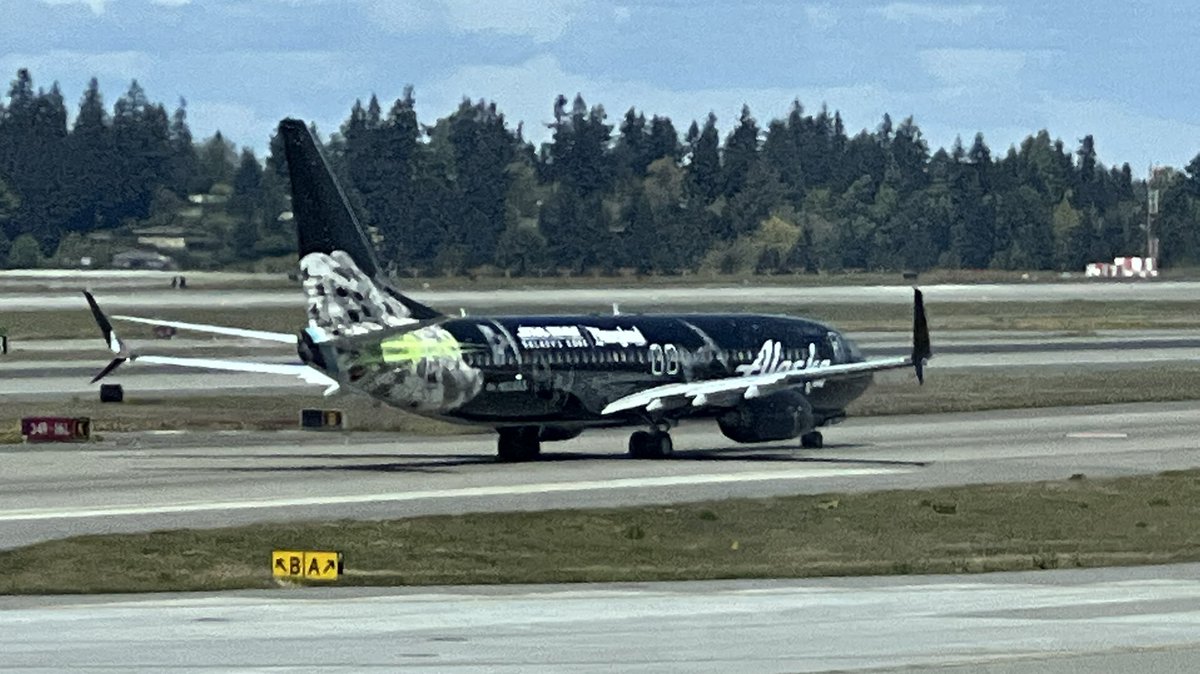 Star Wars livery at SEATAC just now #iflyalaska …missed the tail number…