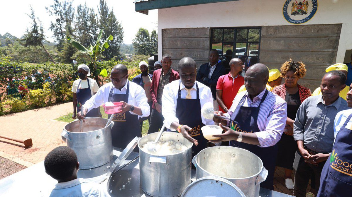 levi_memphis's tweet photo. Ruto endorses Sakaja’s school feeding program to go nation wide.
The program will be rolled in all the 200 Nairobi county schools across the country. 
This will help reduce the rate of school dropouts among the young school going children. https://t.co/WmOBaBCMyo