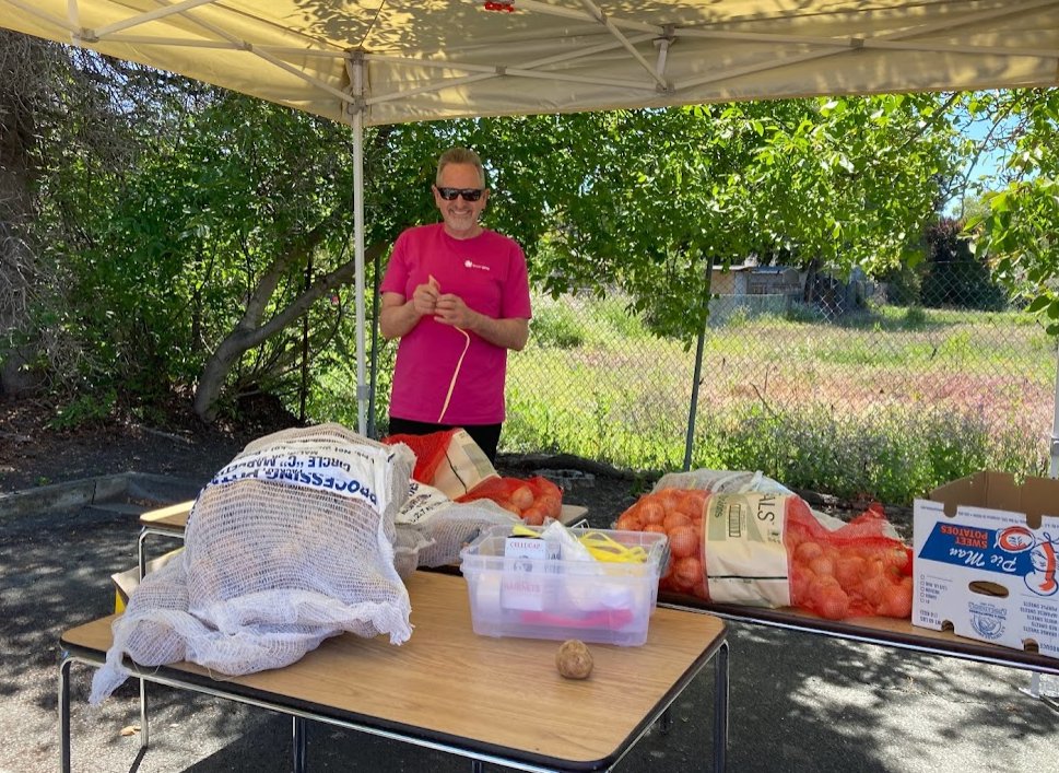 Together with STAND4, volunteers from our San Jose office recently helped with food distribution in East Palo Alto.

From unloading food trucks to preparation and delivery, together they were able to donate groceries to 120 families.

A huge thank you to the team! 👏