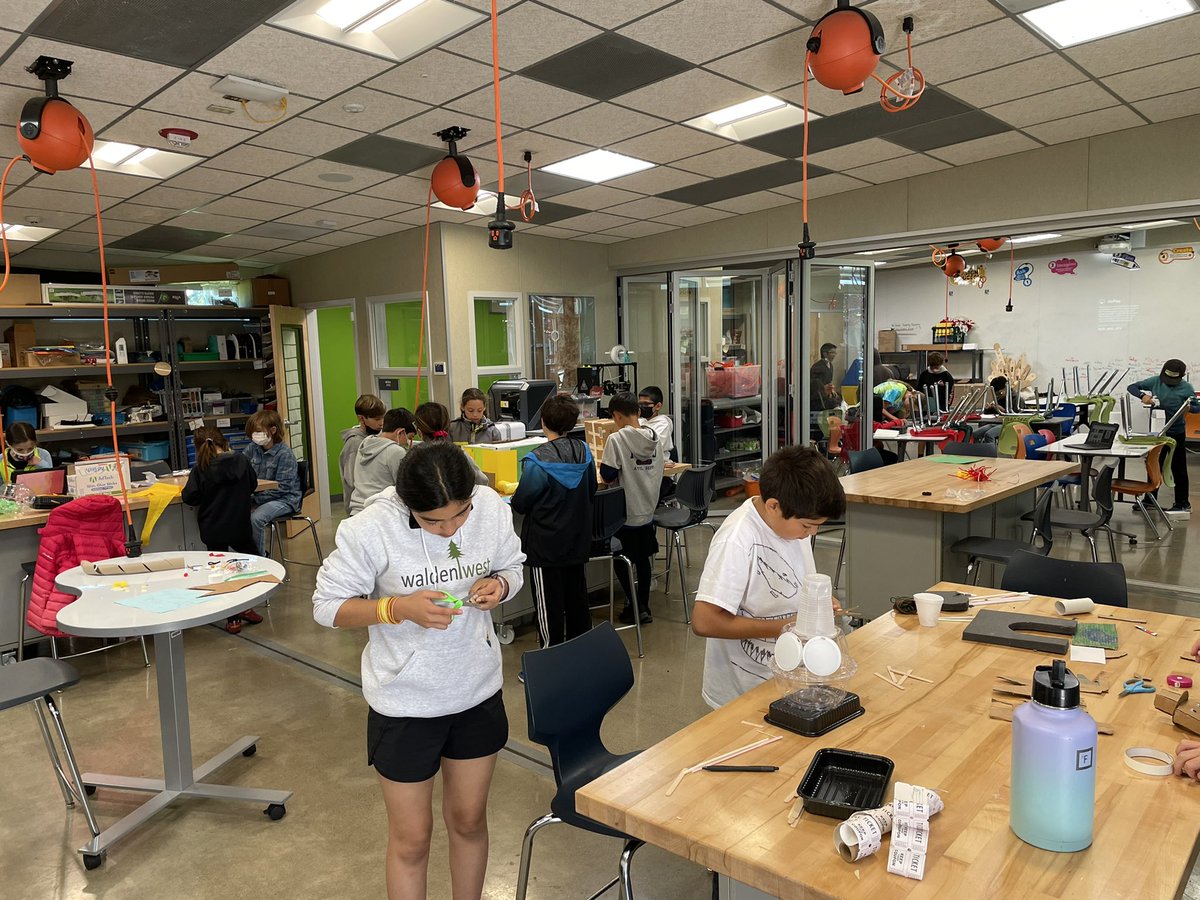 EmmaPolden's tweet photo. When the year is ending and you see all your loves on task, singing together, and down with random partnering. They are magic. Bragging is what Twitter is for, right? #loopgroup #usdlearns @usdlesrns @NoddinElem https://t.co/nYZG5go1qD