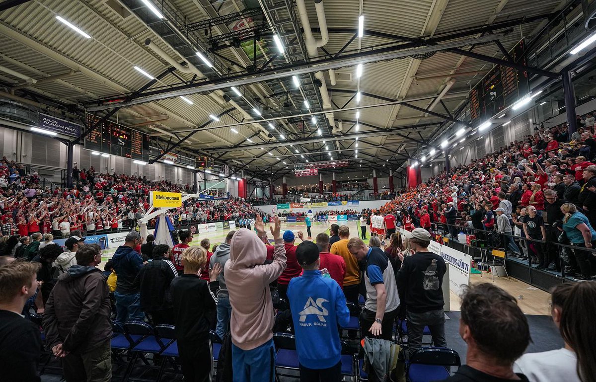 jussiluoto's tweet photo. Onnistumisia voi mitata niin monella tapaa, mutta mitalien ja sijoitusten sijaan, nämä kaksi kuvaa edustavat minulle onnistumista koriskaudella 2021-2022. Korisperhe koolla Salohallissa pitkän epävarman ajanjakson jälkeen. 🔴⚪
@VilpasVikings #koris #korisliiga #vilpaskorisjunnut https://t.co/vXZrBPfEvT