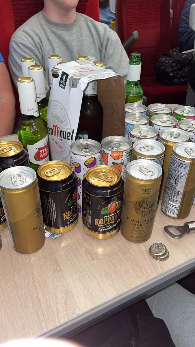 theawayfans's tweet photo. Chelsea fans on their way up to Leeds this afternoon. #CFC https://t.co/gWChrt18Kk