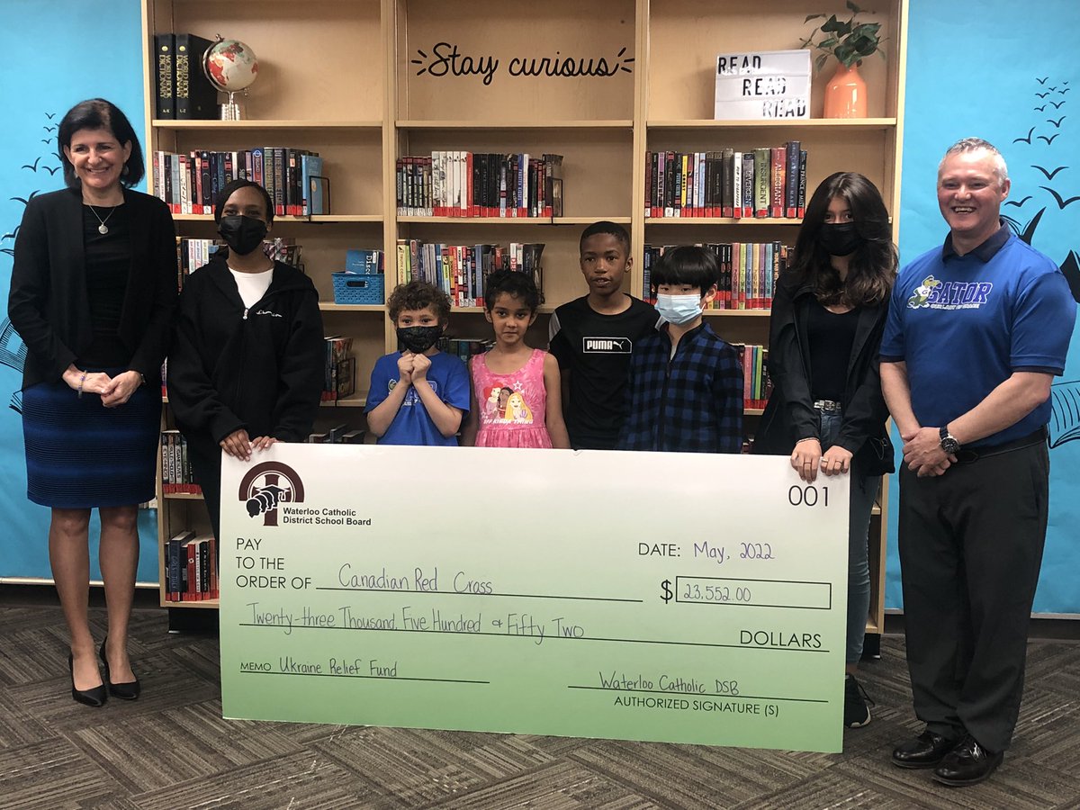 mrswollziefer's tweet photo. What an exciting day for the @OLOGGators as a result of our fundraising efforts! 🤩🐊

We are honoured to help present this cheque to the Canadian Red Cross on behalf of the WCDSB! 🇺🇦 

Thank you for the visit!  @WCDSB_nottenl &amp; @johnshewchuk

#wcdsbawesome https://t.co/6zmPiyQxQR