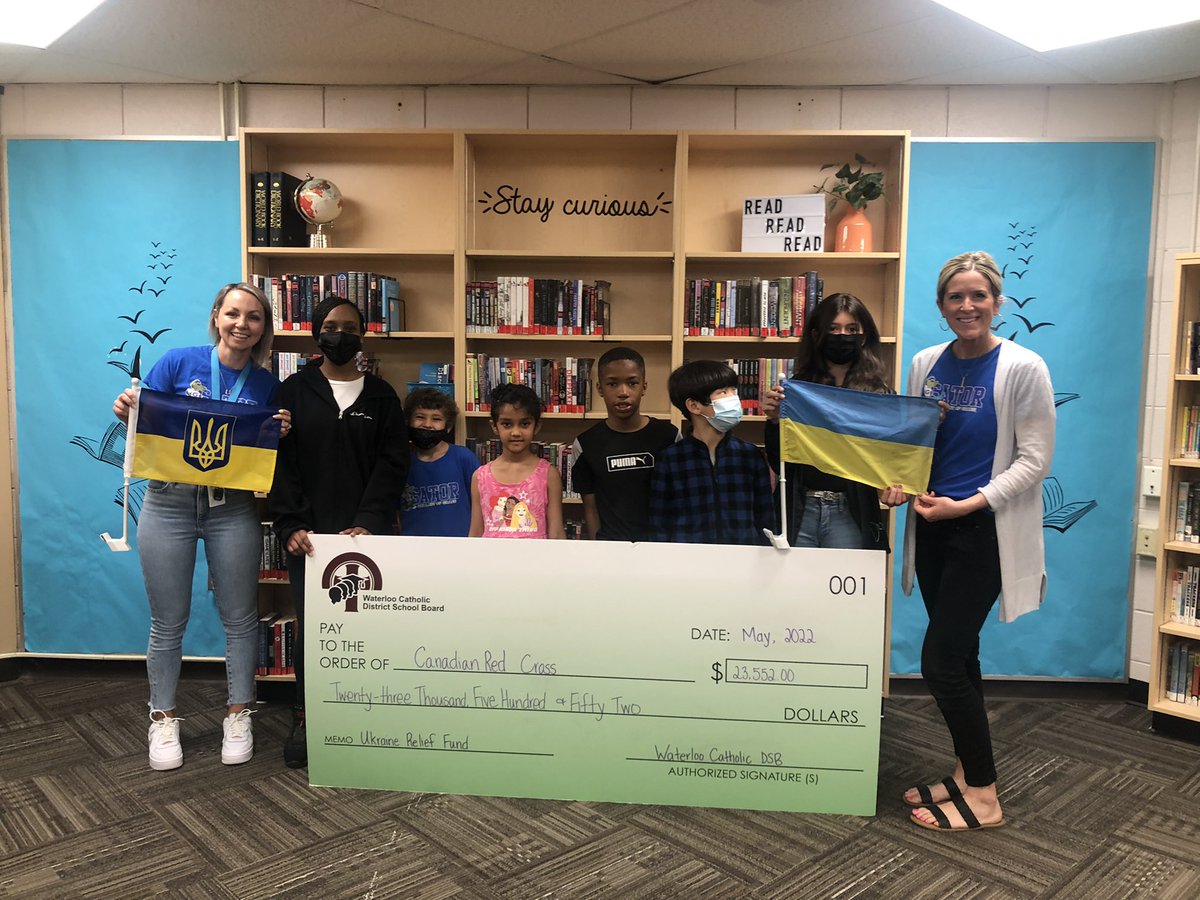 mrswollziefer's tweet photo. What an exciting day for the @OLOGGators as a result of our fundraising efforts! 🤩🐊

We are honoured to help present this cheque to the Canadian Red Cross on behalf of the WCDSB! 🇺🇦 

Thank you for the visit!  @WCDSB_nottenl &amp; @johnshewchuk

#wcdsbawesome https://t.co/6zmPiyQxQR