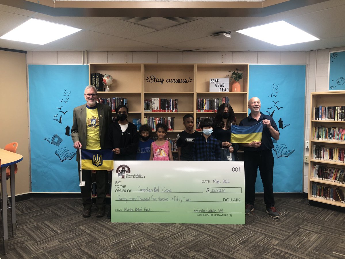 mrswollziefer's tweet photo. What an exciting day for the @OLOGGators as a result of our fundraising efforts! 🤩🐊

We are honoured to help present this cheque to the Canadian Red Cross on behalf of the WCDSB! 🇺🇦 

Thank you for the visit!  @WCDSB_nottenl &amp; @johnshewchuk

#wcdsbawesome https://t.co/6zmPiyQxQR