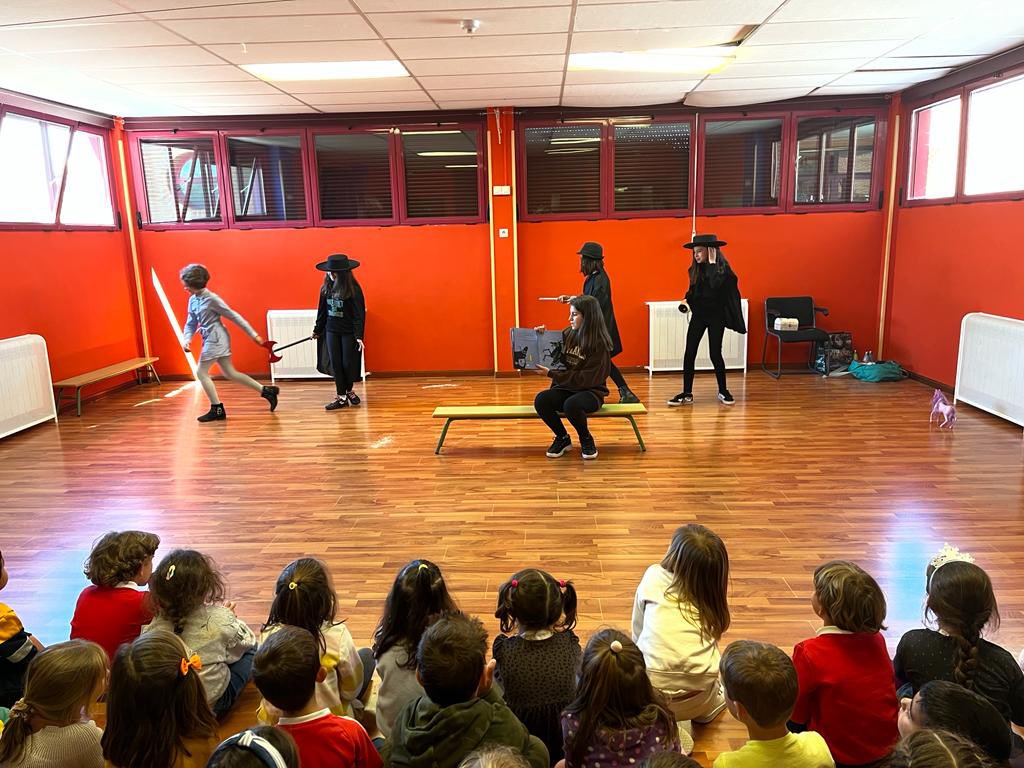 cpbangelleon's tweet photo. Los alumnos de 5º, en valores, contando cuentos a un público inmejorable, los niñ@s de 4 años. Entrañable experiencia con un público maravilloso. Hermoso ver el trabajo y las caritas del público. https://t.co/0ES9lBLmTq