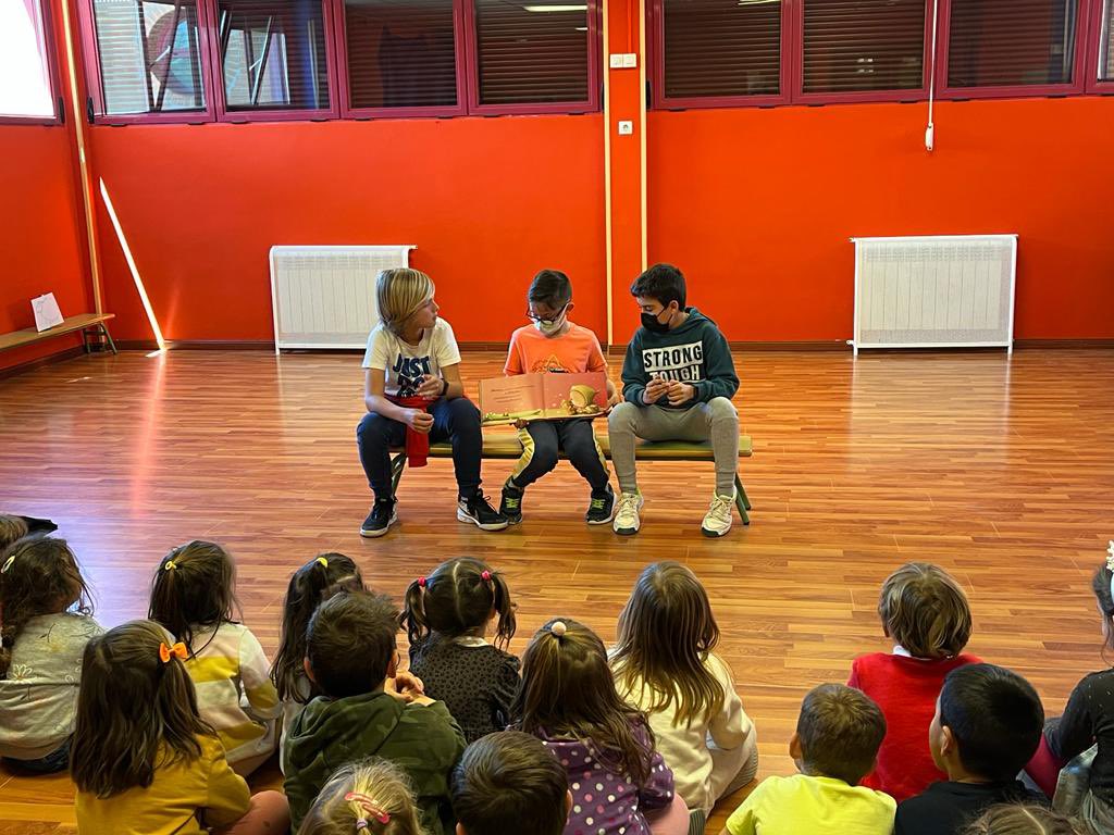 cpbangelleon's tweet photo. Los alumnos de 5º, en valores, contando cuentos a un público inmejorable, los niñ@s de 4 años. Entrañable experiencia con un público maravilloso. Hermoso ver el trabajo y las caritas del público. https://t.co/0ES9lBLmTq