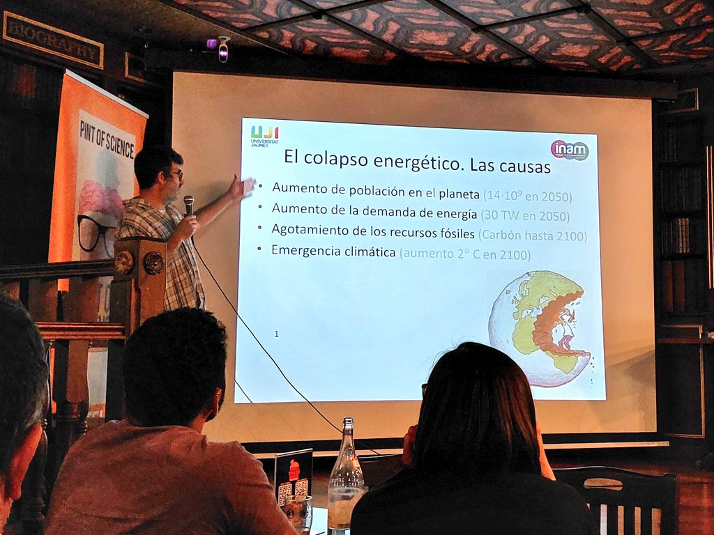 UJIuniversitat's tweet photo. Cierre de oro #Pint22cas con Sixto Giménez Julià, del Área de Física Aplicada y miembro del @INAM, que describe algunas de las tecnologías de conversión de energía sostenibles que podrían dar solución al problema de la generación y almacenamiento de energía. En @pintofscienceES https://t.co/gE92B6PgA8