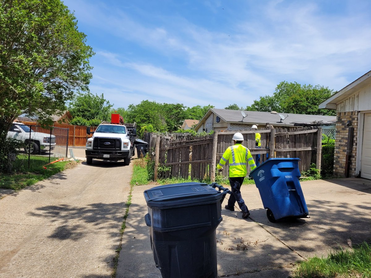 @DPDSWNPO assisting code with residential clean up in 7300 long canyon trail. #DPDSEMBRANDOLABUENSEMILLA #dpdsowingthegoodseed @DPDChiefGarcia @AShawDPD @LeroyQuigg @DPDSalas @DPDCA @DallasPD @DPD_Espanol