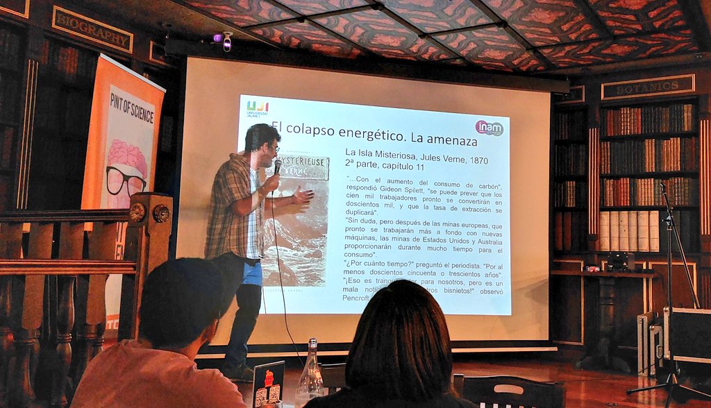 UJIuniversitat's tweet photo. Cierre de oro #Pint22cas con Sixto Giménez Julià, del Área de Física Aplicada y miembro del @INAM, que describe algunas de las tecnologías de conversión de energía sostenibles que podrían dar solución al problema de la generación y almacenamiento de energía. En @pintofscienceES https://t.co/gE92B6PgA8