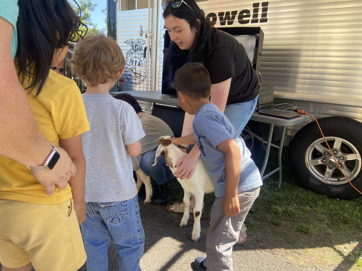MCSHeadStart's tweet image. Thank you MHS Agriculture class for bringing the baby goats to Head Start! The students loved it!! #BringingLessonsToLife @mcscte @MaryFinley13 @aclarkadams @adam_keith97 @mrmarkgarrett @McDowell590 @MHSTitans