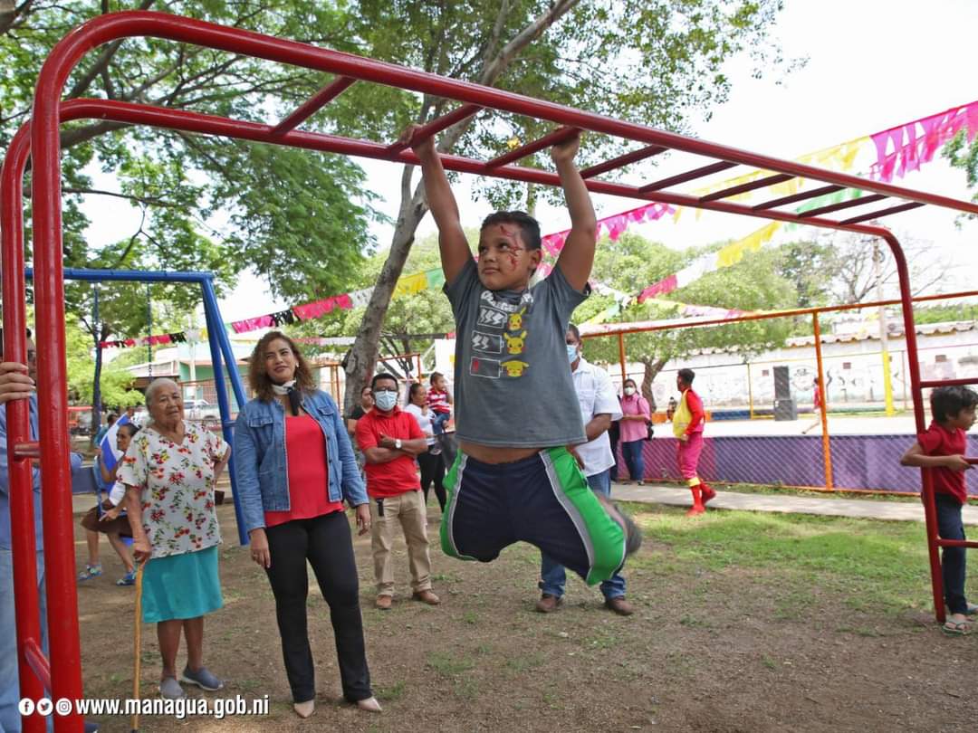 GuerrilleroUVE's tweet photo. 🤹🏼‍♀️Esta mañana hicimos entrega a las familias del barrio San Ignacio del Distrito III, las #obras de remozamiento y #embellecimiento del #parque comunitario.
#Nicaragua https://t.co/pNeA9KN8QR