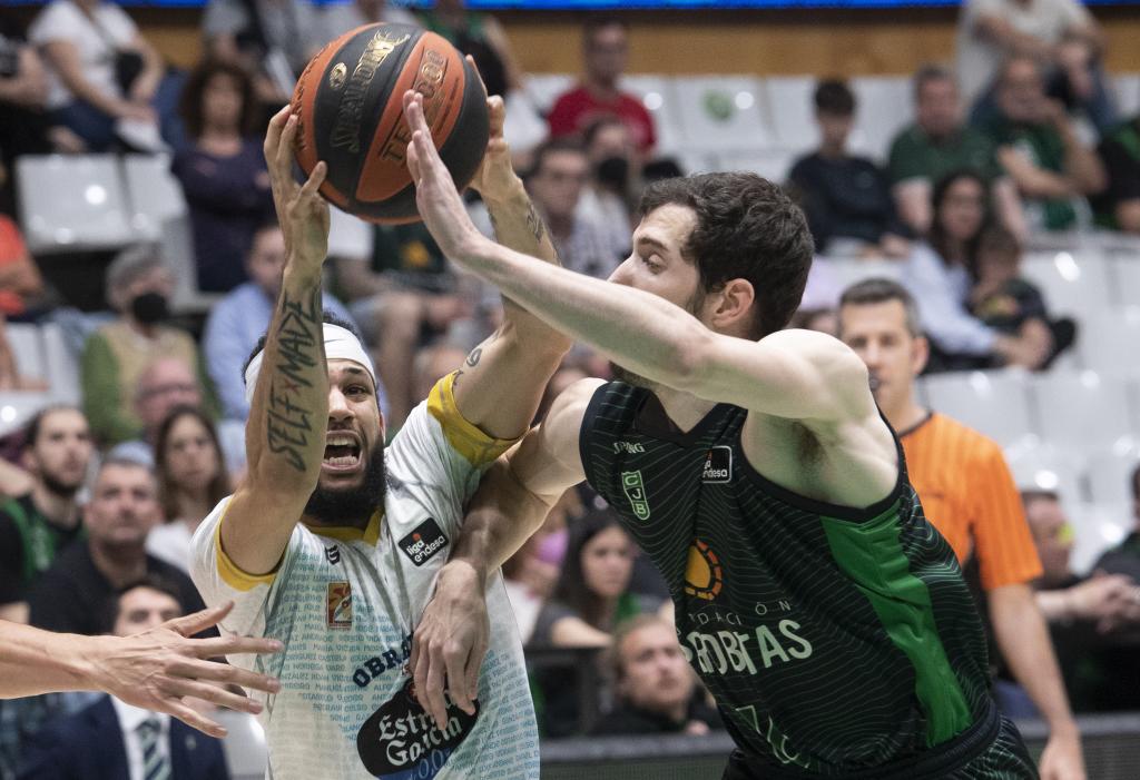 MarcaBasket's tweet photo. El @OBRADOIROCAB  sella la permanencia con un meritorio triunfo en cancha de la @Penya1930 https://t.co/SXjyj8jeF2 https://t.co/kgzhRGIuUH