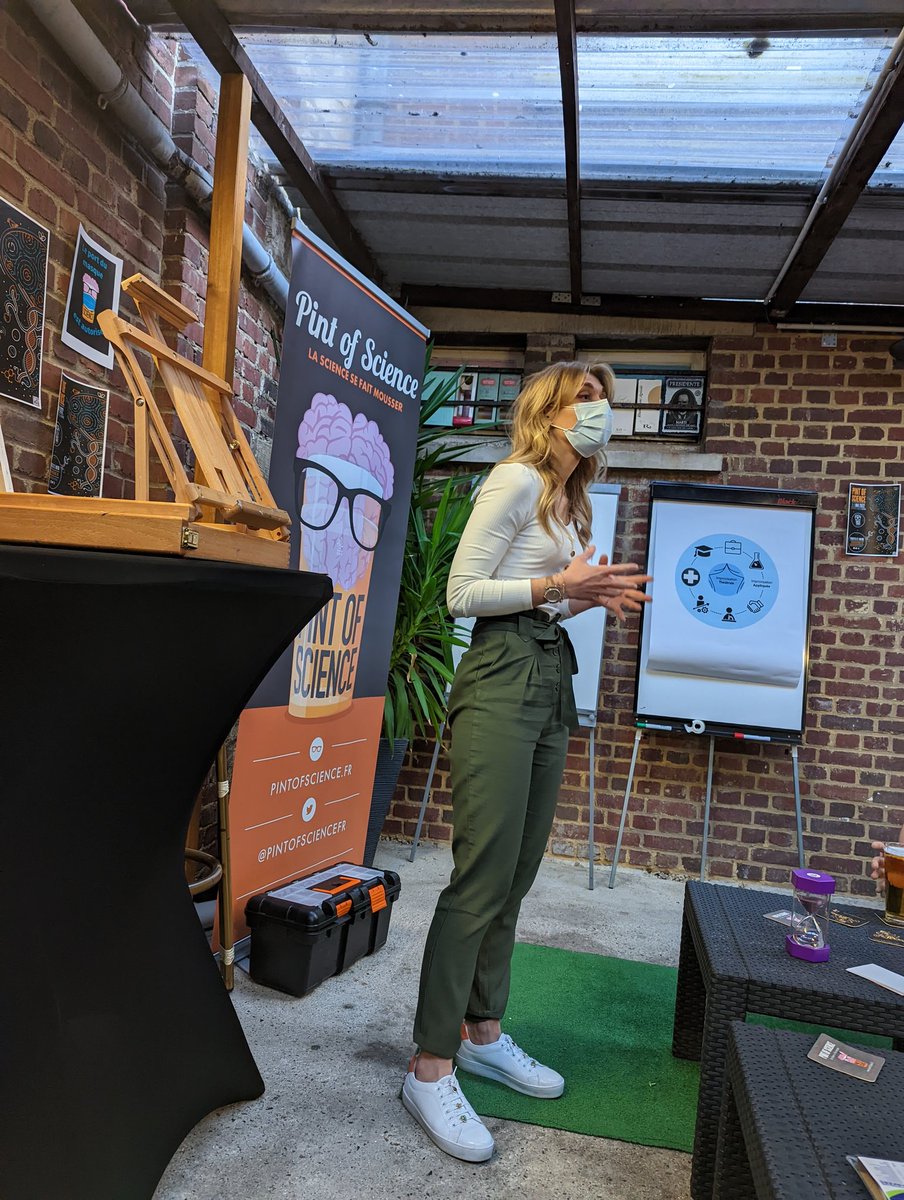 MHainselin's tweet photo. @JuDeWever parle d'improvisation appliquée et elle est venue équipée : pelote de fil, boîte à outils et chevalet.
#pos22 édition bricolage ⚒️🧰 https://t.co/yU8kXBYIk8