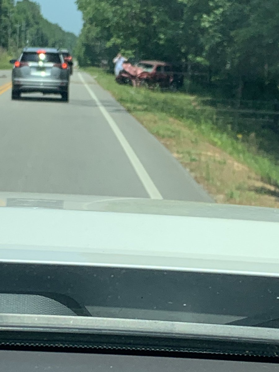 Pcook2's tweet photo. @spann No Emergency personnel on scene yet. Expect road closure. #43/280 in front of forest Park entrance. https://t.co/YZu7Z3KPDd