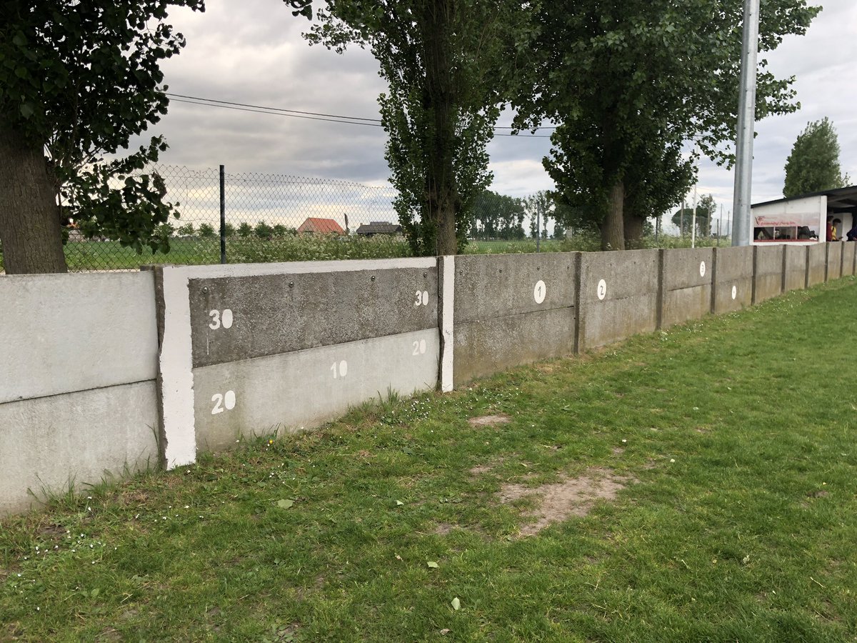 FrederikGunst's tweet photo. De eerste Keiemse trapmuur is een feit. 😀 Extra balcontacten vóór de training, tijdens de rustmomenten, na de match,… #techniektrainer #voetbalvlaanderen @CoachVlaminck https://t.co/GZRq8NcbRQ