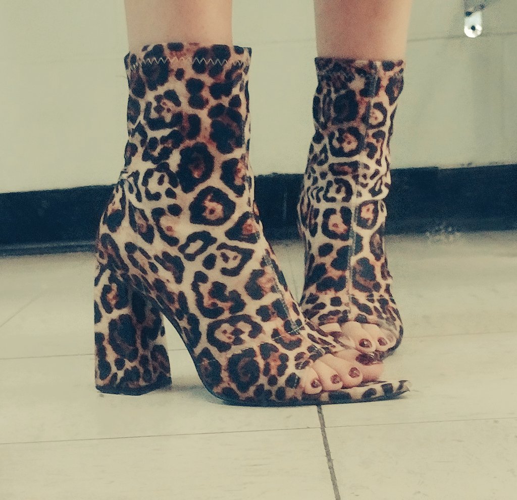 MorganJMoon's tweet photo. I was feeling wild this Wednesday! 😜🔥
#heels #pointedtoes #paintedtoes https://t.co/b5CU5sg8mJ