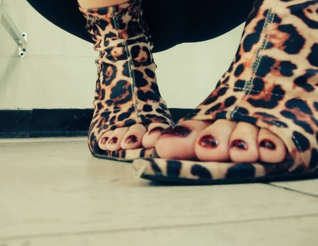 MorganJMoon's tweet photo. I was feeling wild this Wednesday! 😜🔥
#heels #pointedtoes #paintedtoes https://t.co/b5CU5sg8mJ